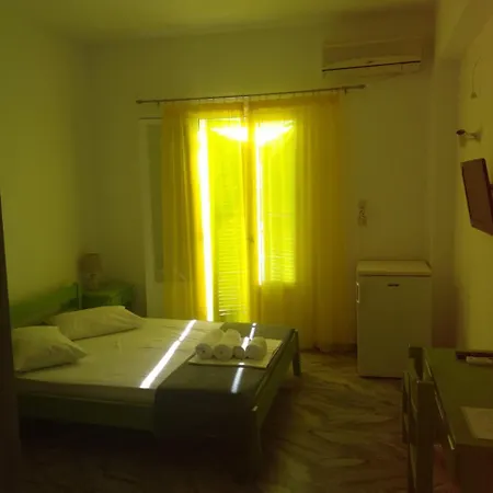 Siren And Hotel Parikia (Paros)